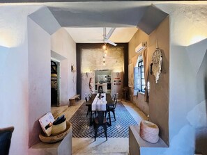 A dining area with a table set for four, a ceiling fan, and a patterned floor. - ECO-CHIC HOUSE, PRIVATE POOL, CULTURE, CENTRO (Mérida)