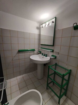 Combined shower/tub, hair dryer, bidet, towels