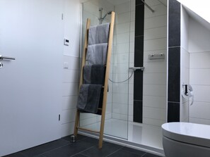 Shower, towels, toilet paper - Lovingly, modern furnished apartment (Volkach)