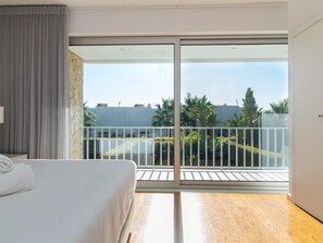 3 habitaciones, tabla de planchar con plancha y acceso a internet
