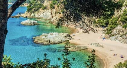 Idéal villa familles avec WIFI / AC / BBQ et vue sur la mer face à la plage Sta. Cristina