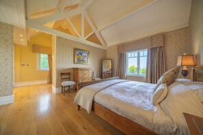 5 sovrum, skrivbord, strykjärn/strykbräda och resesäng