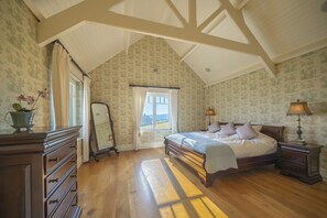 5 Schlafzimmer, Schreibtisch, Bügeleisen/Bügelbrett, Reisekinderbett