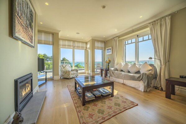 Smart-TV, Kamin, DVD-Player, Tischtennisplatte