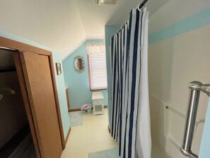 Combined shower/bathtub