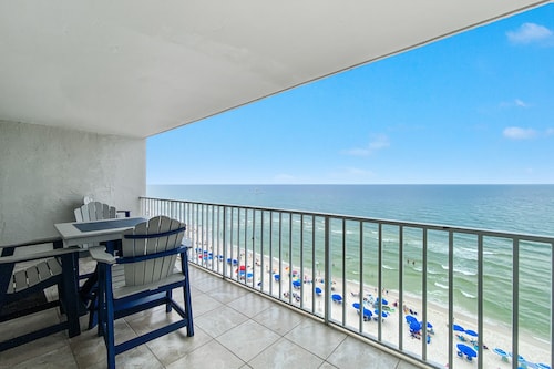 Come Enjoy this luxury condo right on the beach of Gulf Shores!
