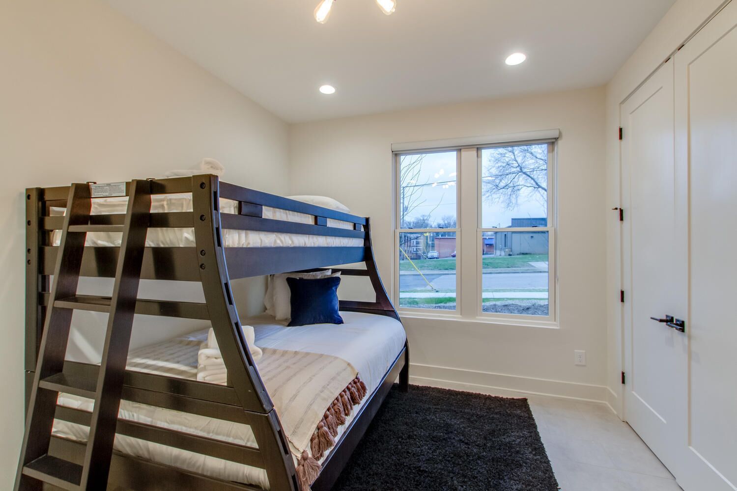 Trad - Top Floor Balcony - Walk To Gulch