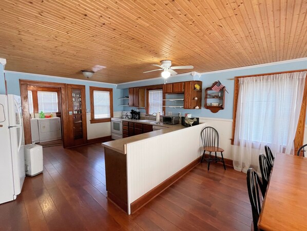 Kylskåp, mikrovågsugn, diskmaskin och kaffe- och tebryggare