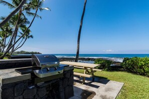 Outdoor dining - Fabulous Top Floor Penthouse with Two Bedroom Suites - Unit 413 (Kailua-Kona)