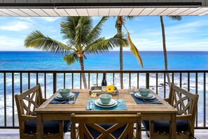 Outdoor dining - Fabulous Top Floor Penthouse with Two Bedroom Suites - Unit 413 (Kailua-Kona)