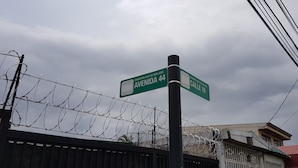 Señales de calle para la Avenida 44 y la Calle 10 en el Municipio de San José.