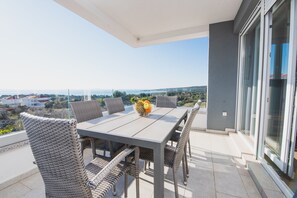 Outdoor dining - Apartment with Pool and Terrace  (Novalja)