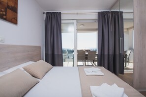 2 chambres, coffres-forts dans les chambres, fer et planche à repasser