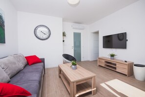 TV - Apartment with Pool and Terrace  (Novalja)