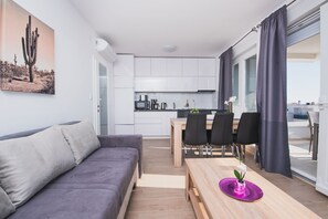 TV - Two-bedroom Apartment with Pool and Terrace (Novalja)