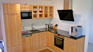 Kjøleskap, mikrobølgeovn, ovn og kokeplater