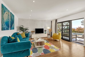 TV - Villa Festina Lente in Makarska, heated pool (Makarska)