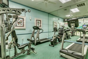 Ein Fitnessstudio mit unterschiedlichen Trainingsgeräten, darunter Laufbändern und Kraftmaschinen.