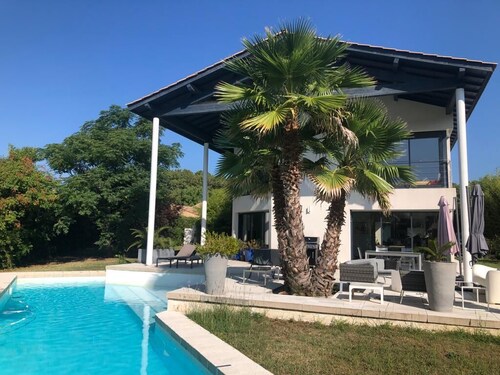 Beautiful architect-designed house in a quiet green setting