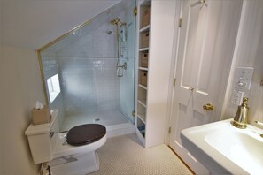 Een bad/douchecombinatie, een bubbelbad, een haardroger, handdoeken