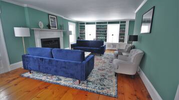 Smart-tv, eldstad, dvd-spelare och ett bordtennisbord