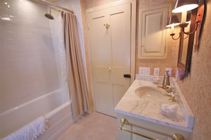 Ensemble douche/baignoire, baignoire Ă jets, sĂšche-cheveux