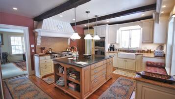 Kylskåp, mikrovågsugn, ugn och spishäll