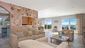 TV, fireplace