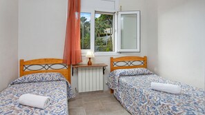 5 habitaciones, tabla de planchar con plancha y internet