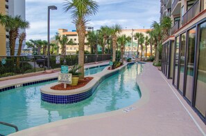 Alberca techada y alberca al aire libre