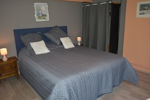 4 habitaciones, escritorio, tabla de planchar con plancha y wifi