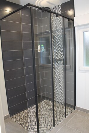 Dusche, Haartrockner, Handtücher, Seife