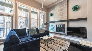 TV connectée, cheminée, livres