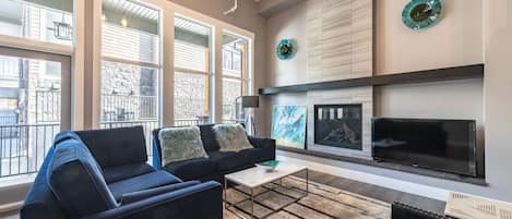 TV connectée, cheminée, livres