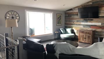 Smart-TV, Kamin, Tischtennisplatte, Stereoanlage