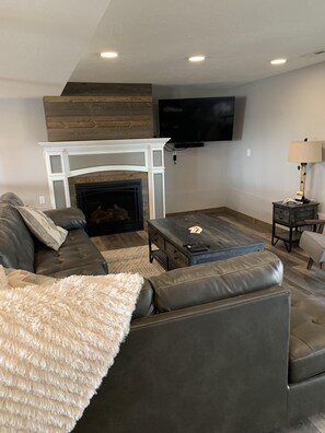 Smart TV, fireplace, ping pong, stereo - Fly Fisherman's Paradise/Nature Lovers Haven (Casper)