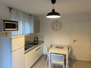 Kühlschrank, Mikrowelle, Herdplatte, Wasserkocher