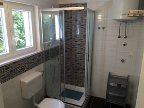 Dusche, Haartrockner, Handtücher, Toilettenpapier