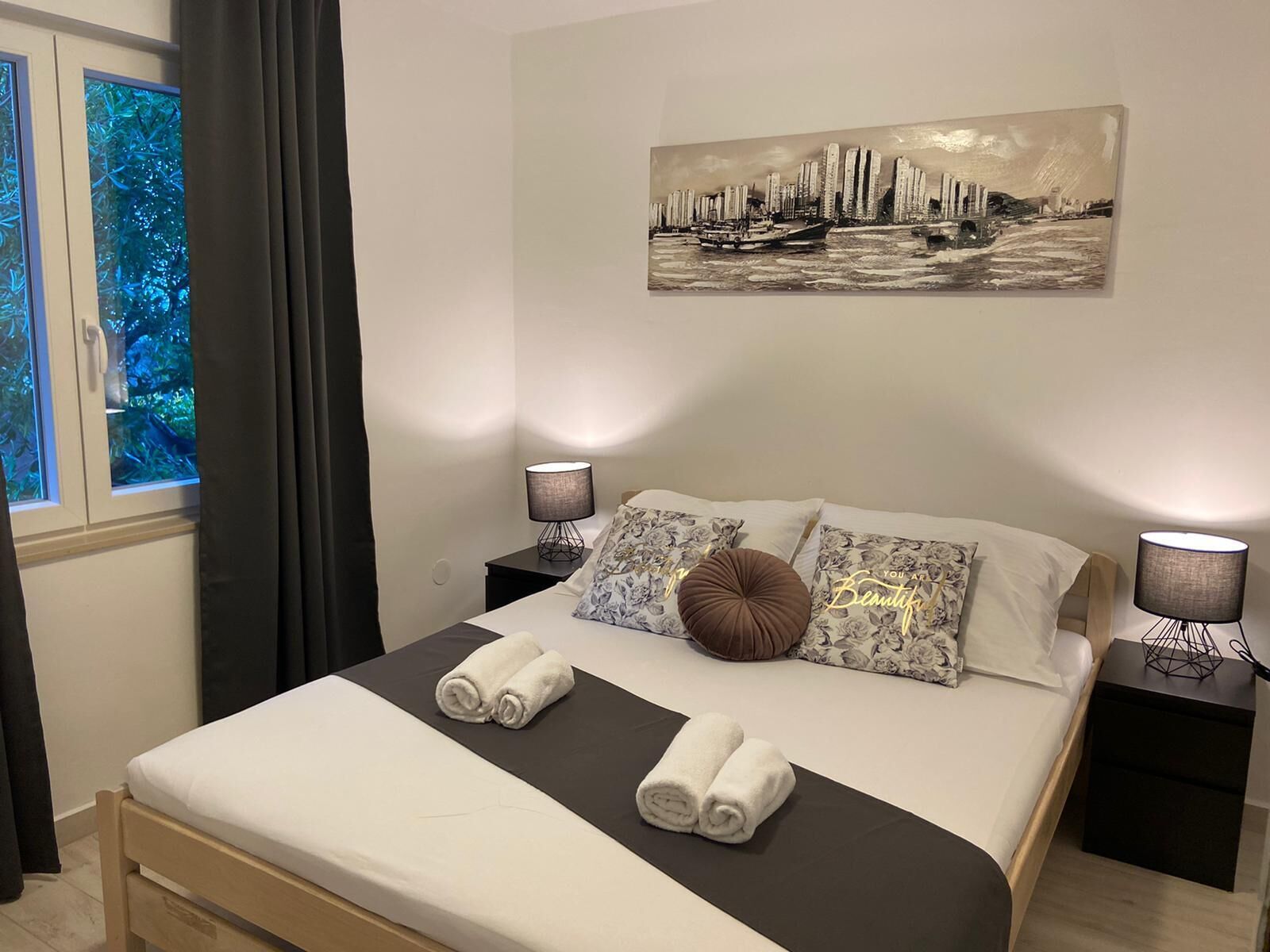 2 slaapkamers, een strijkplank/strijkijzer, gratis wifi, beddengoed