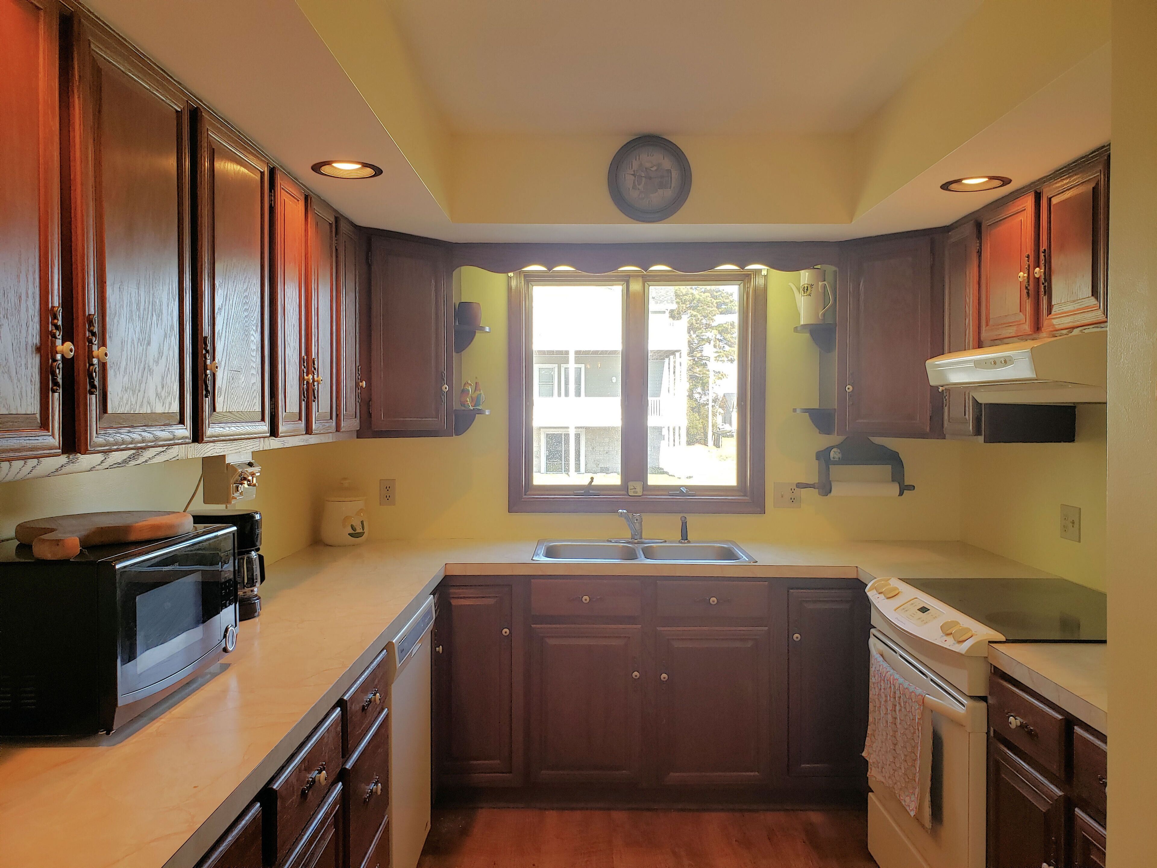 Fridge, microwave, dishwasher, coffee/tea maker