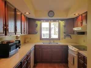 Jääkaappi, mikroaaltouuni, astianpesukone, kahvin-/teenkeitin