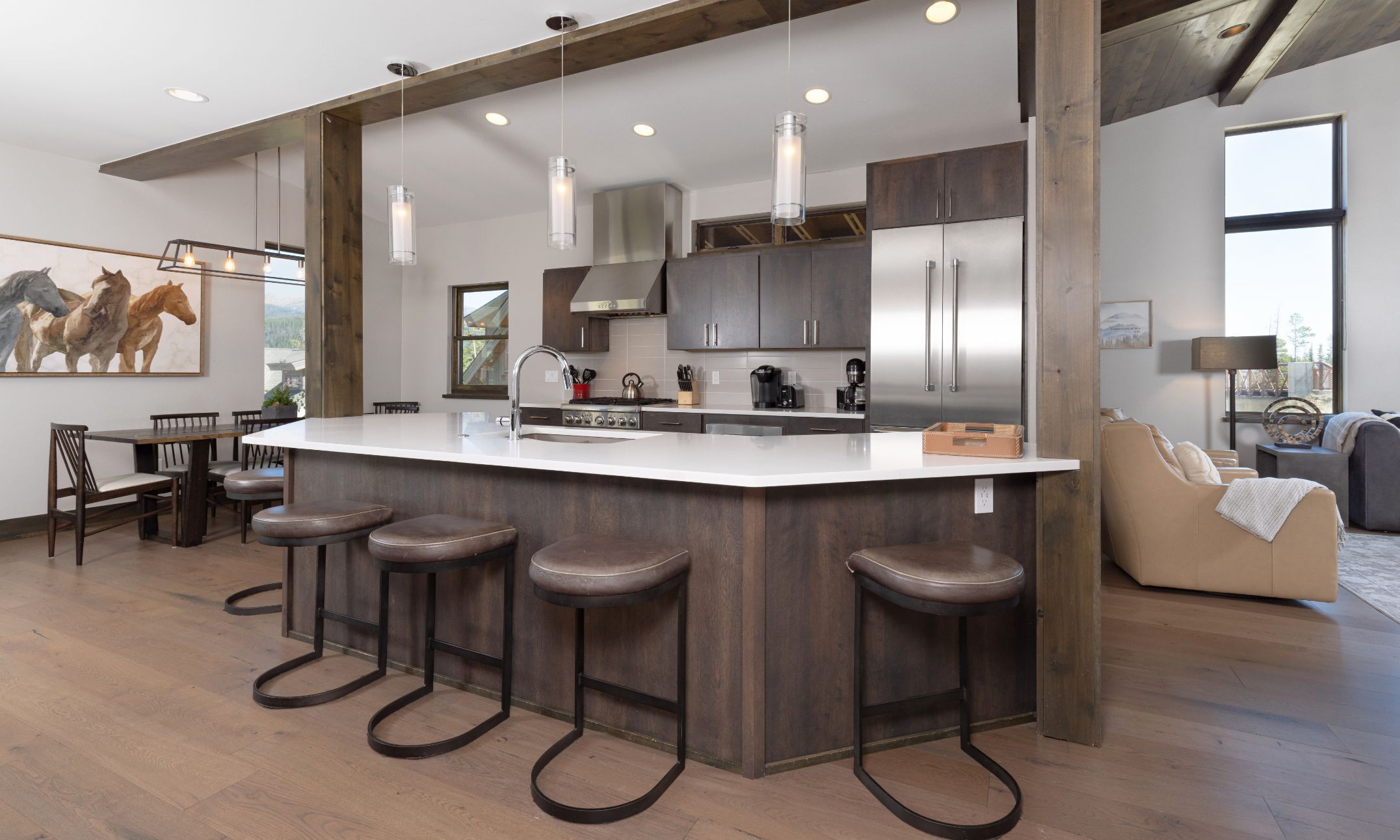 Een koelkast, een microgolfoven, een oven, een vaatwasser