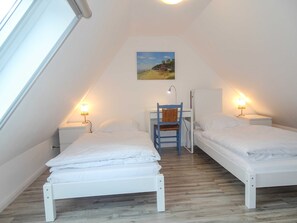 3 Schlafzimmer, Schreibtisch, Bügeleisen/Bügelbrett, Reisekinderbett