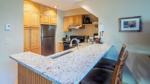 Kaffetrakter/tekoker, kjøleskap, mikrobølgeovn og ovn