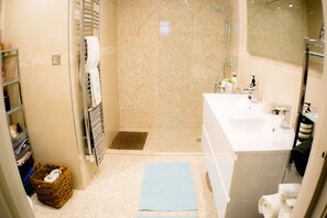 Hair dryer, towels, soap, shampoo - Luxurious flat in Chelsea (London)