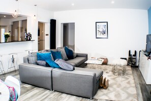 Télévision, lecteur de DVD, livres