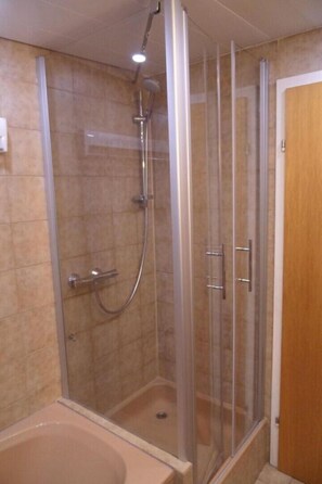 Baignoire, sèche-cheveux, serviettes fournies, papier toilette