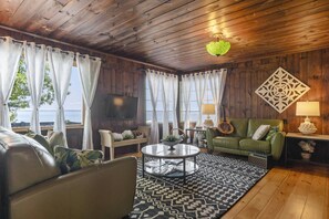 Smart TV, fireplace, books, stereo - 5STAR CLEAN rustic lakefront luxury! We’ll take good care of you!  (Sebago)