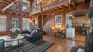 Smart-TV, Kamin, BĂŒcher, Stereoanlage