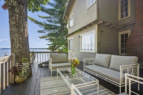 5STAR CLEAN rustic lakefront luxury! We’ll take good care of you! 